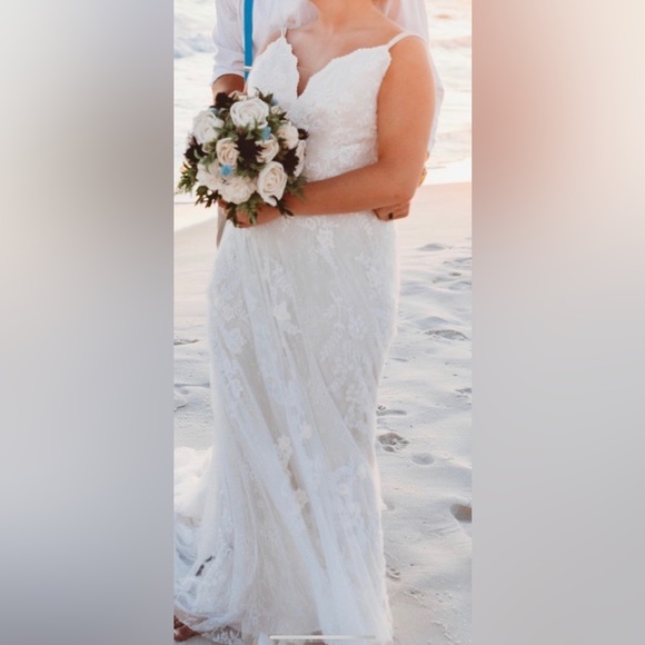 A-line, ivory lace bridal gown with blush flower detailing. size 10🤍 - Picture 5 of 10